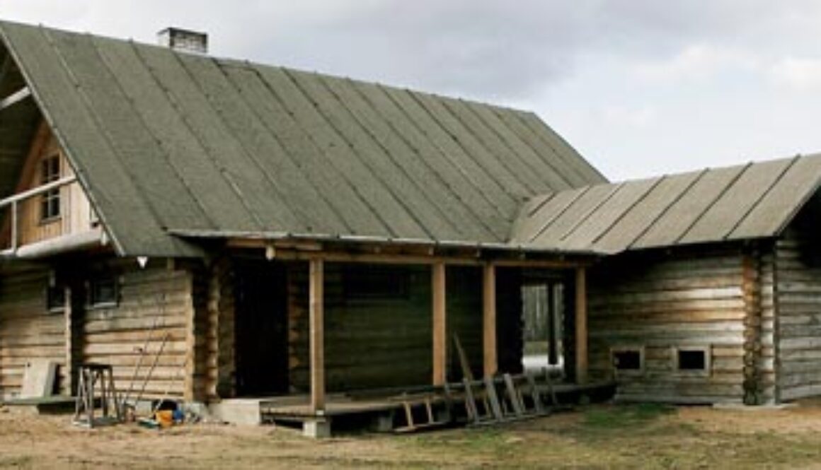 Suitsusauna võib ehitada eraldi hoonena või ka liita tavalise saunaga, nagu seda on tehtud Leppojal.